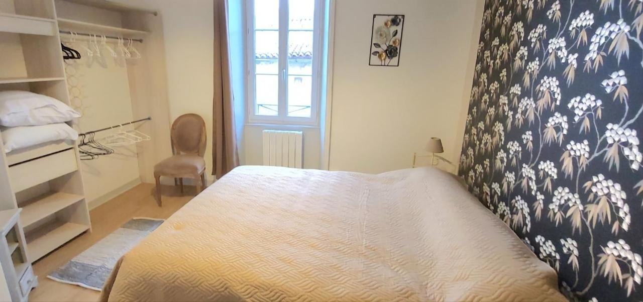 Maison De Ville Avec Terrasse "La Sympathique" Jonzac Esterno foto